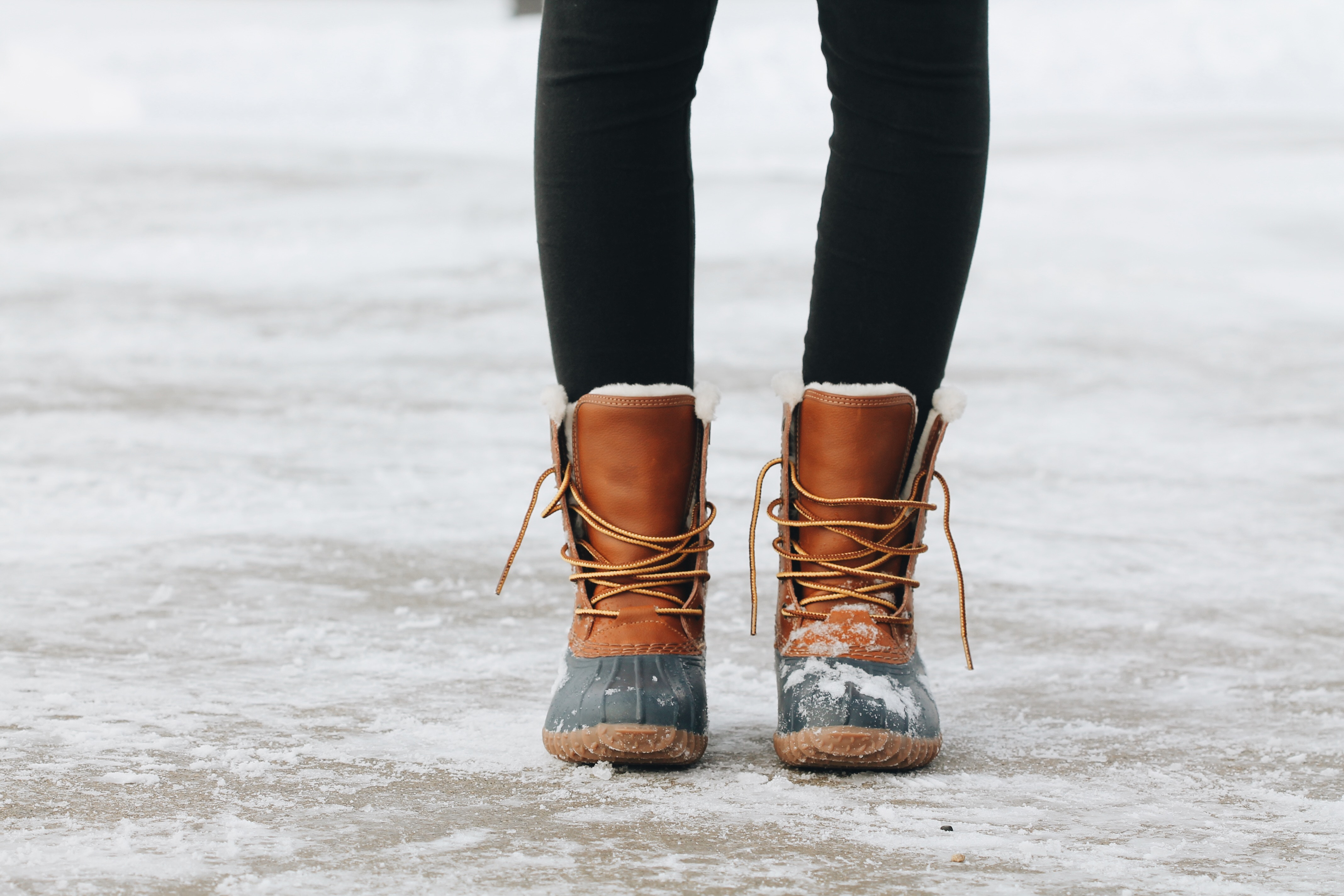 В сильный мороз ноги. Ноги в ботинках. Ботинки в снегу. Обувь зимой. Ноги в зимней обуви.